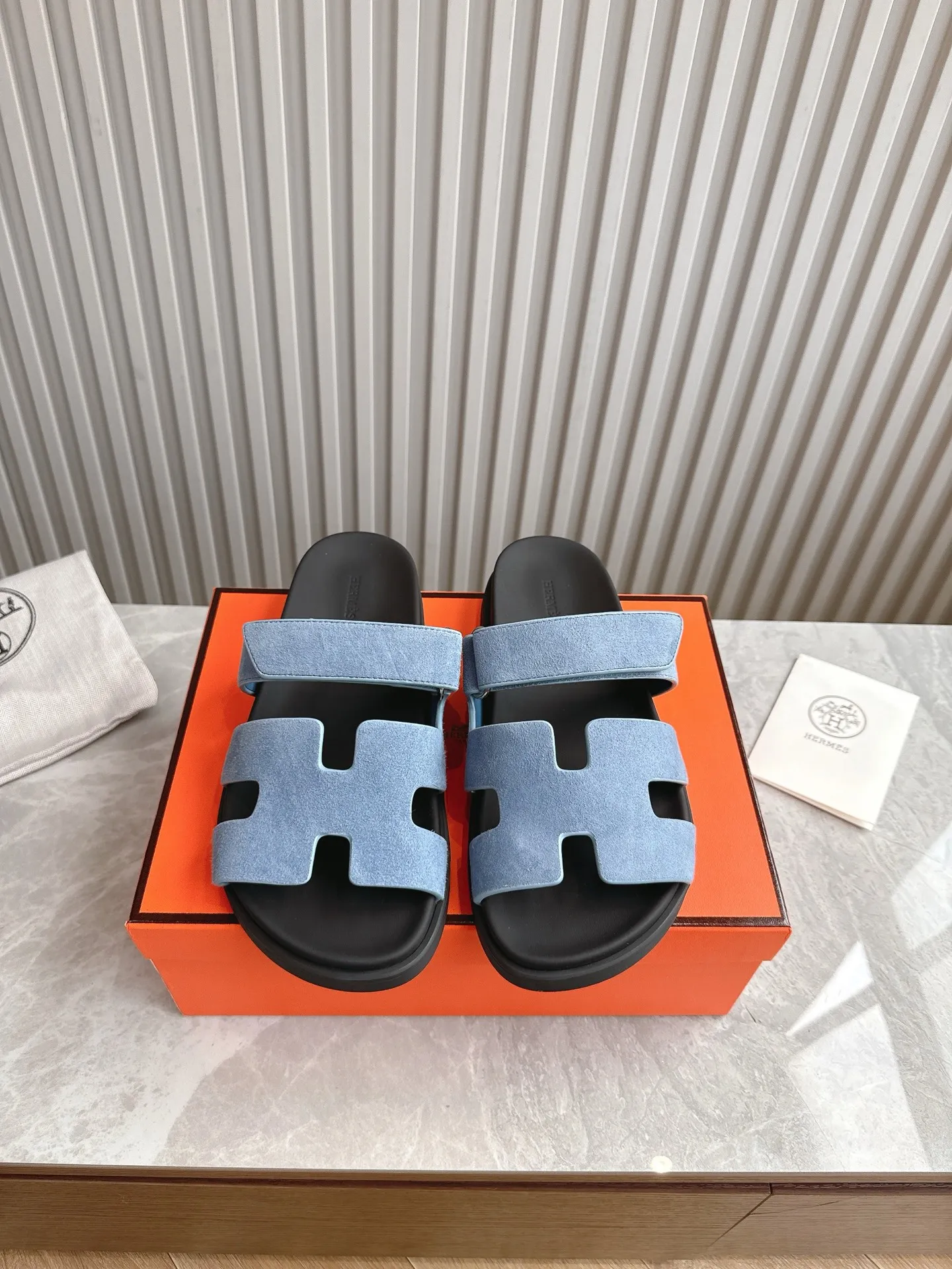 p480🐮🐮Couple model (top version) H family 2024 spring and summer new style HERMES Hermes' recently popular couple model pig nose angle sandals and slippers, paired with various colorful socks, popular. Upper: imported original deerskin (the genuine leather edging is not ordinary super migration). Lining: imported genuine leather. Outsole: Tpu non-slip and wear-resistant outsole. Size: Female 35-42 (40/42 non-returnable and non-exchangeable) Male size: 39-45 (45 non-refundable and non-exchangeable)